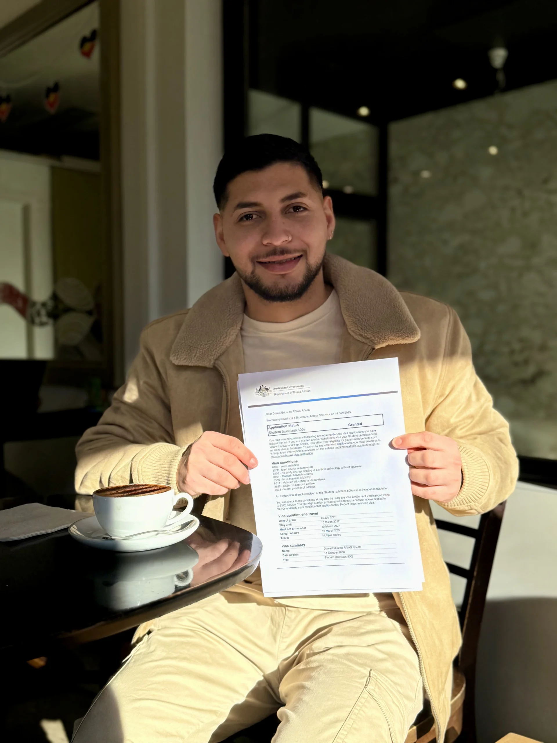 Estudiante con visa entregada