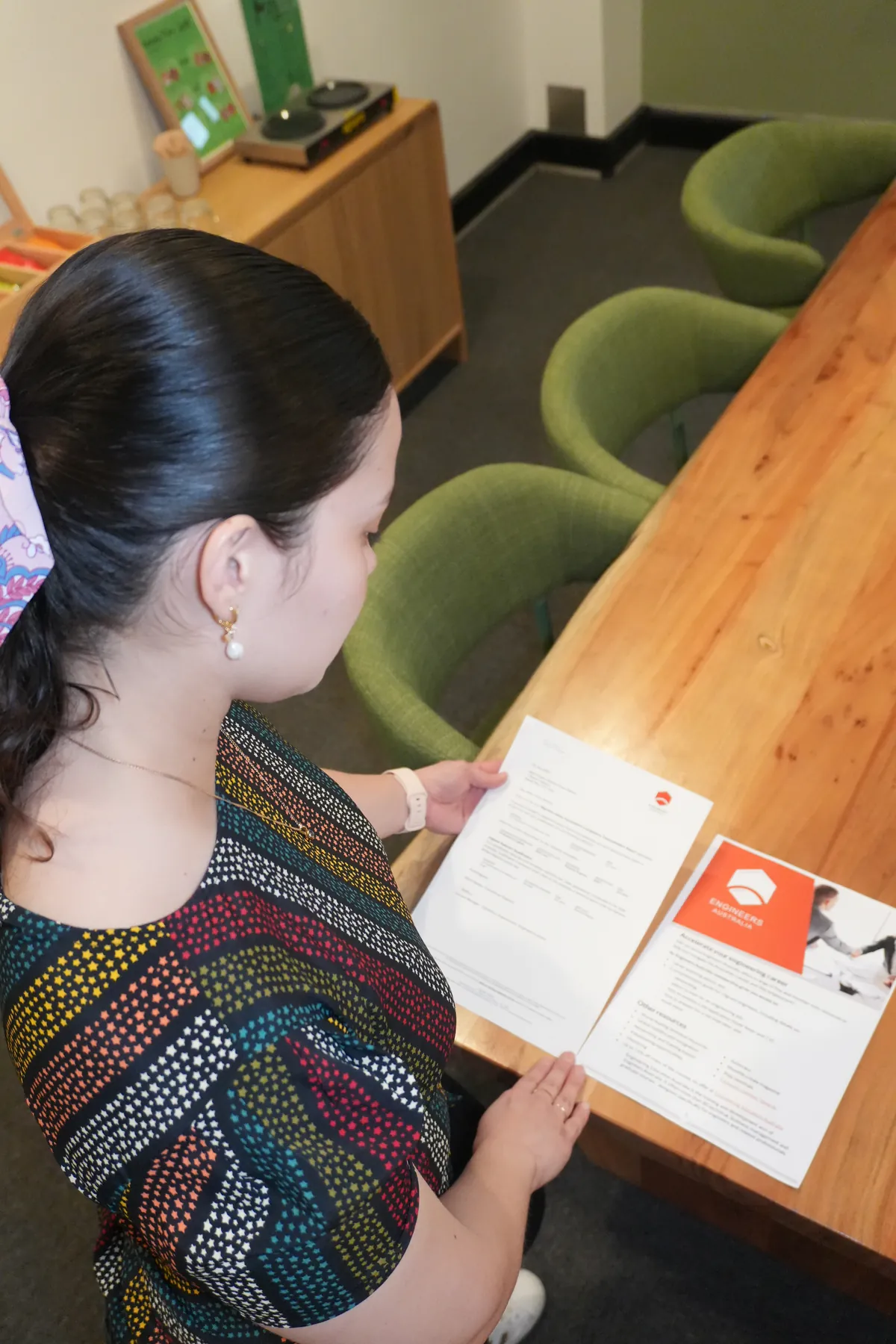 Cliente Dream Way revisando su Outcome Letter de Engineers Australia