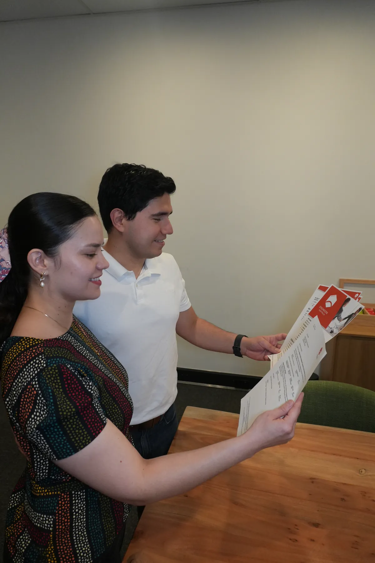 Clientes Dream Way revisando la Outcome Letter de Engineers Australia