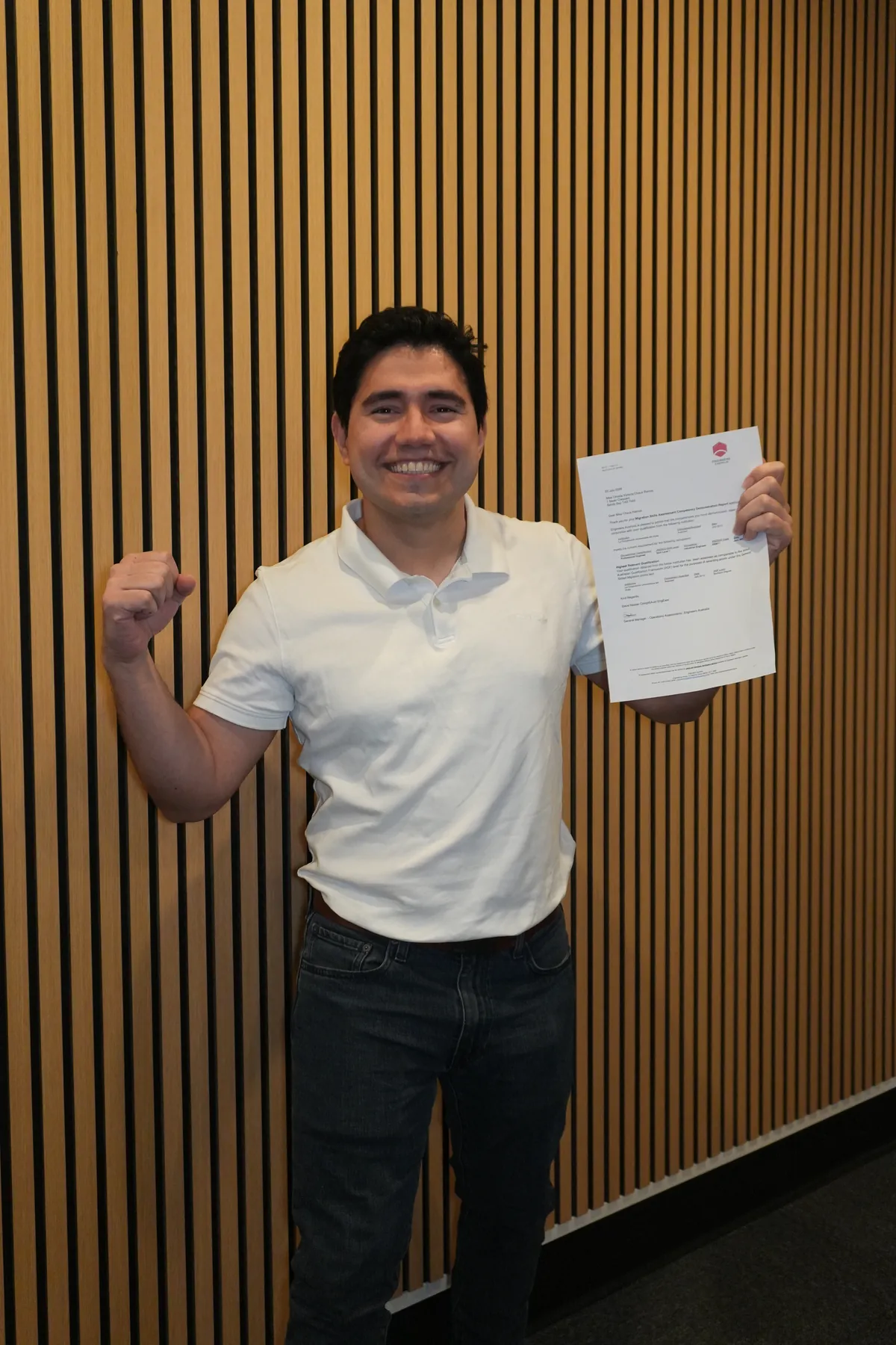 Cliente Dream Way celebrando su evaluación de Engineers Australia