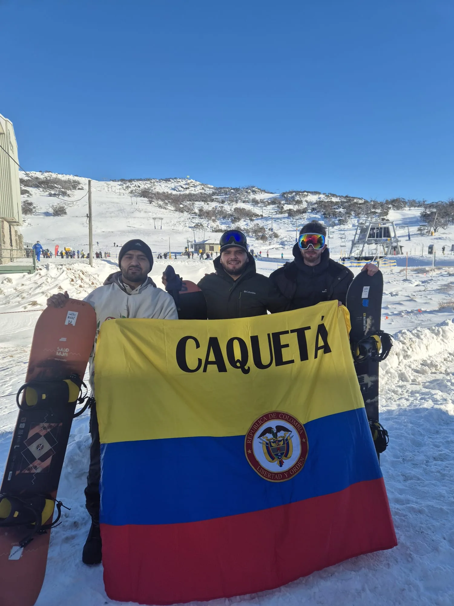 Dreamers con snowboards y la bandera de Caquetá
